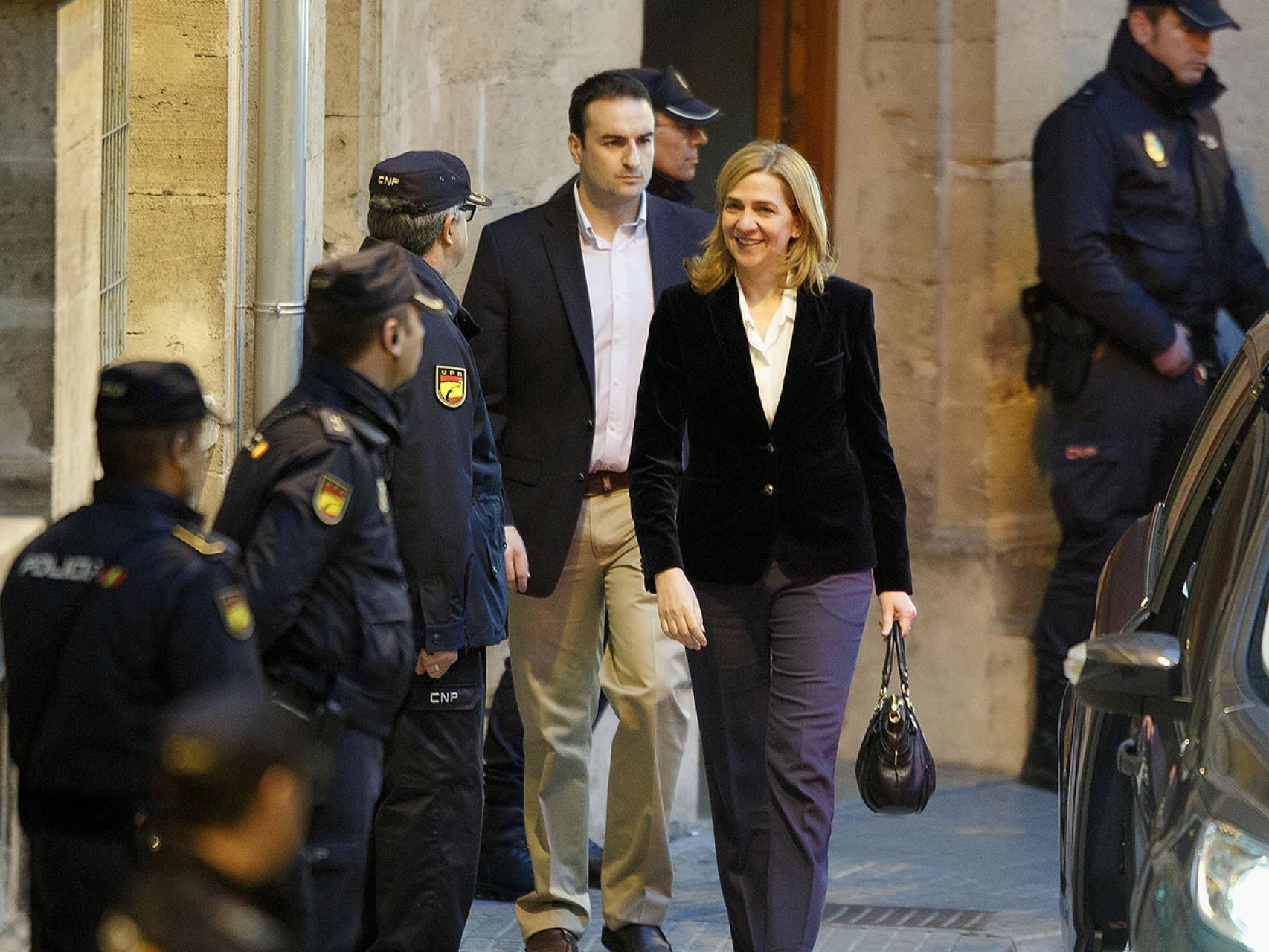 La infanta Cristina sale de la Audiencia de Palma en febrero de 2014.