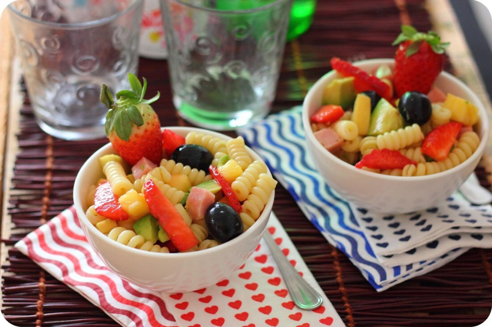 Ensalada tropical de pasta y fruta Cocinillas_93500807_134946280_1706x1135