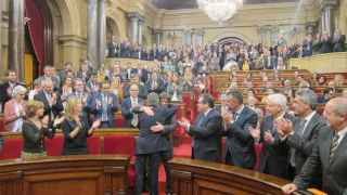 El Parlament aplaude el abrazo entre Artur Mas y Carles Puigdemont.