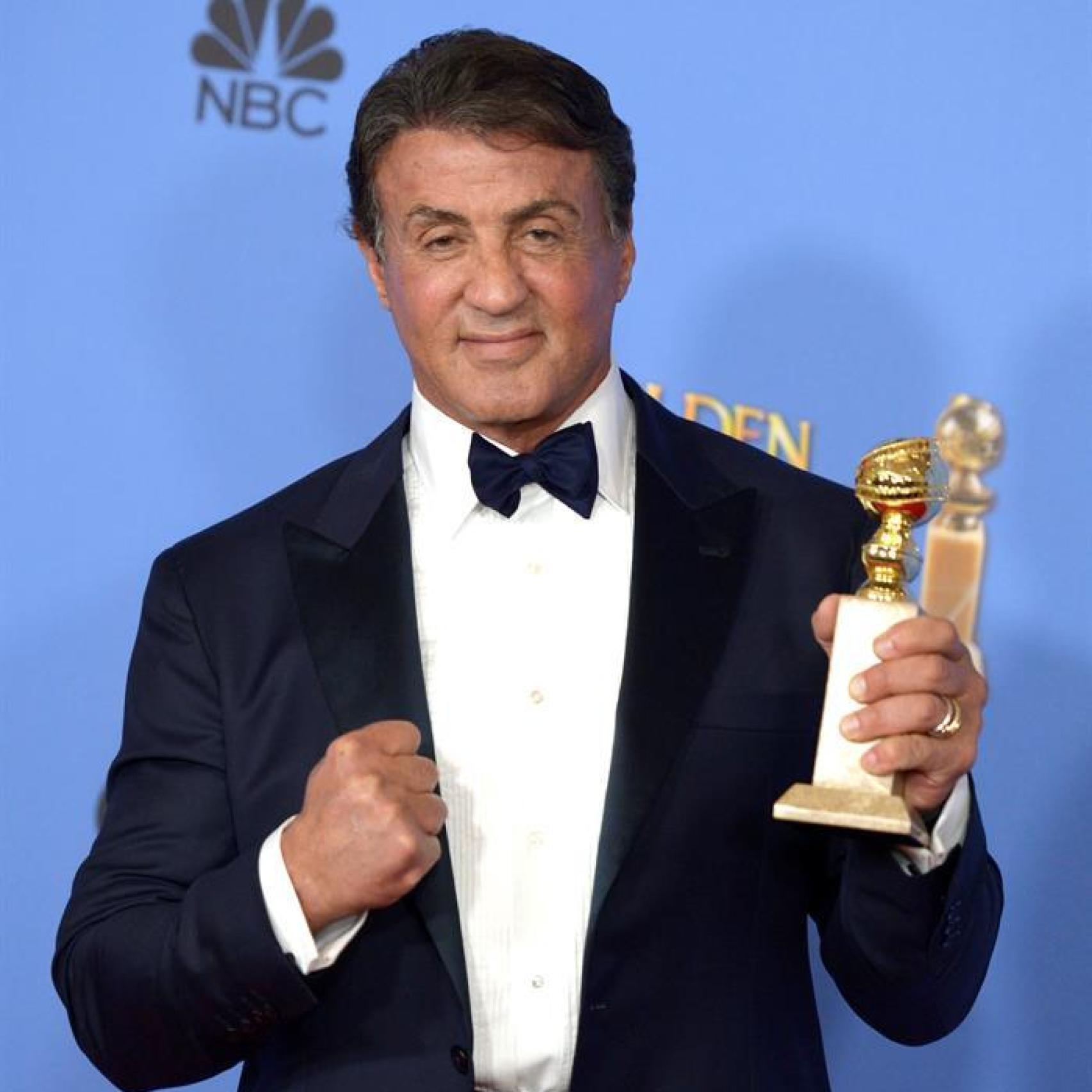 Sylvester Stallone con su premio, el renacido es él.