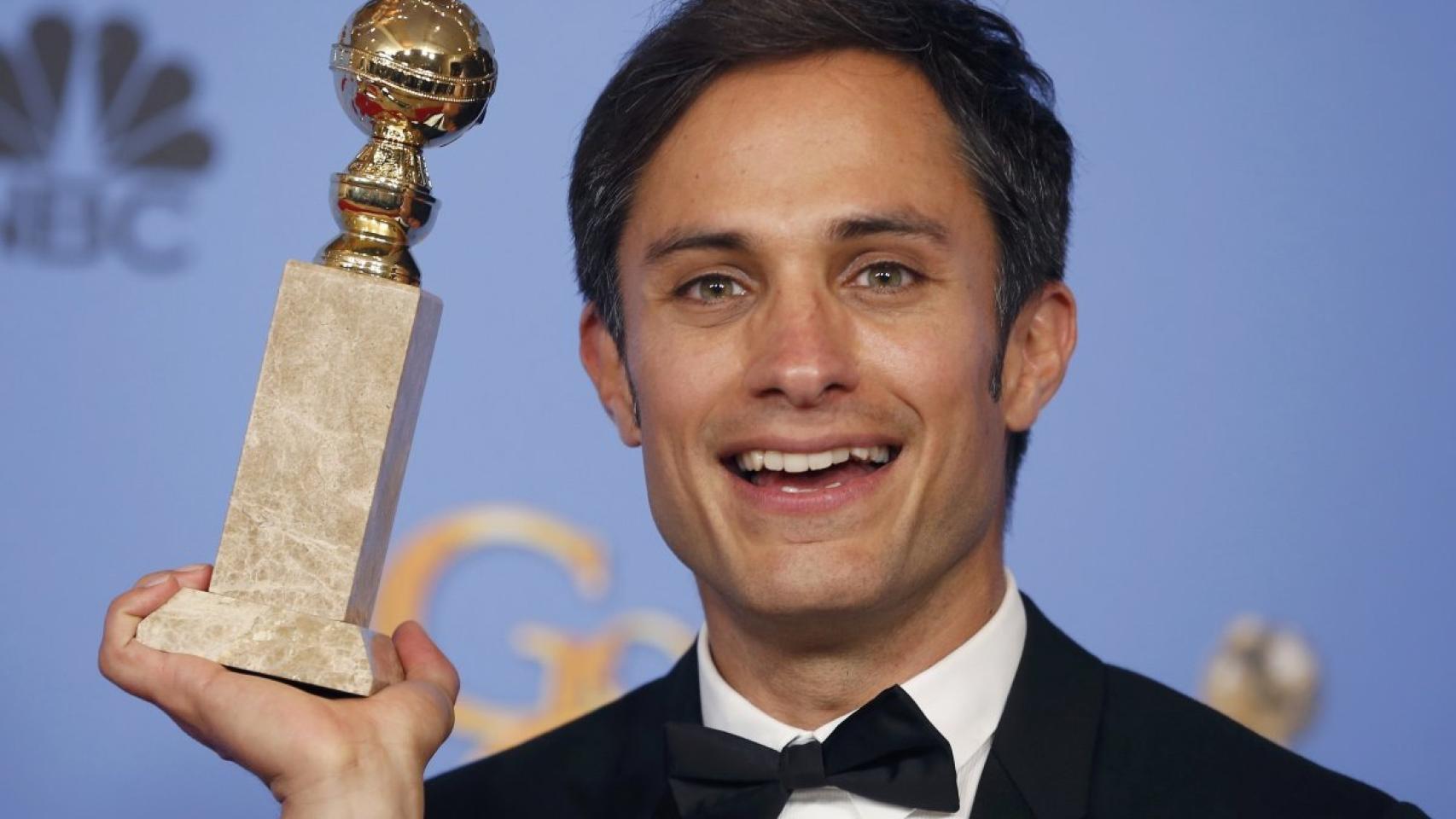 Gael García Bernal, radiante tras recibir el Globo de Oro.