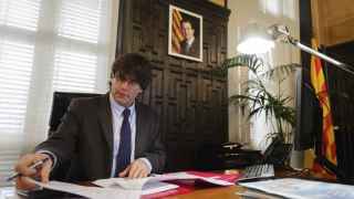 Carles Puigdemont, este lunes en su despacho del Ayuntamiento de Girona