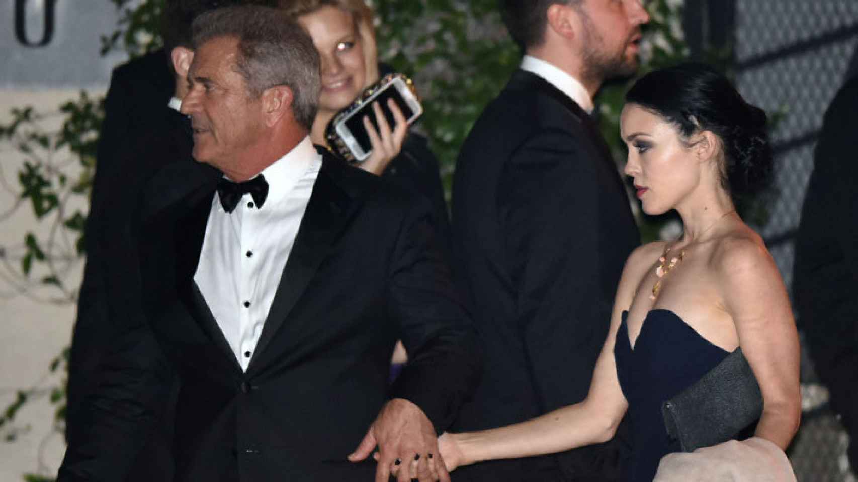 Mel Gibson y su novia Rosalind Ross a la salida de la post fiesta de los Globos de Oro