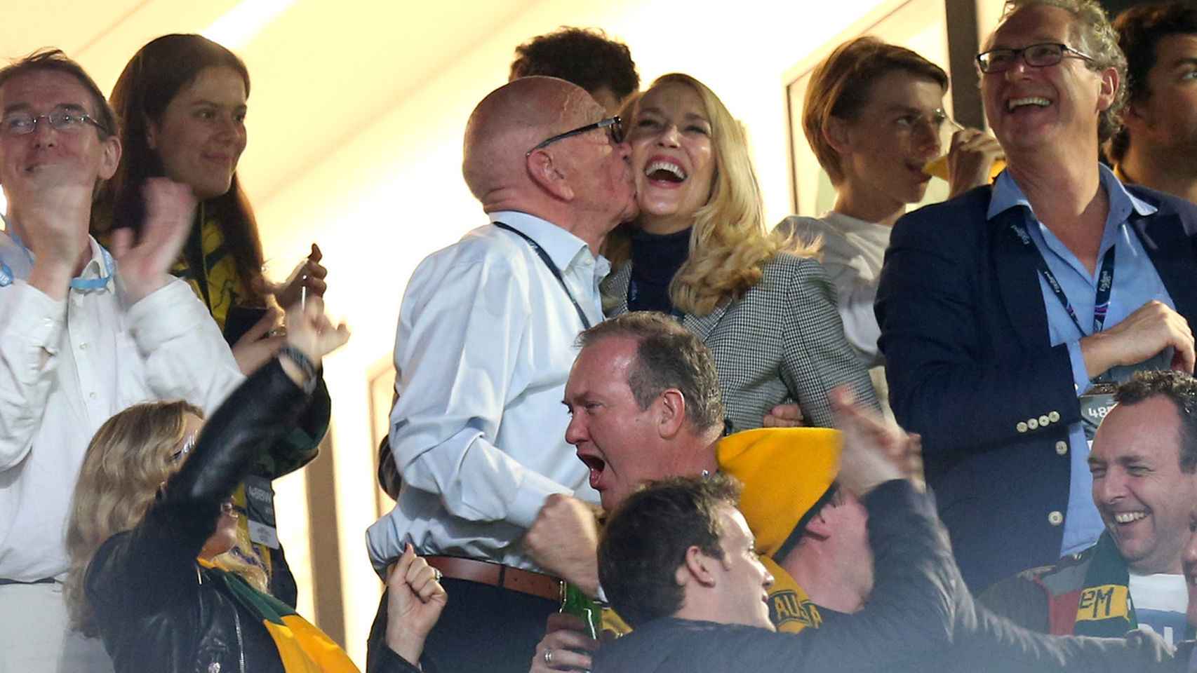 Murdoch besa a la mejilla a Jerry Hall durante la final del Campeonato Mundial de rugby