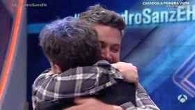 Alejandro Sanz da un abrazo para apoyar a Pablo Motos tras la muerte de su padre
