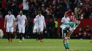 Dani Ceballos se lamenta ante un gol del Sevilla.