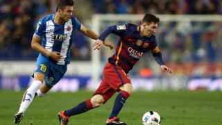 Messi conduce el balón ante el Espanyol.