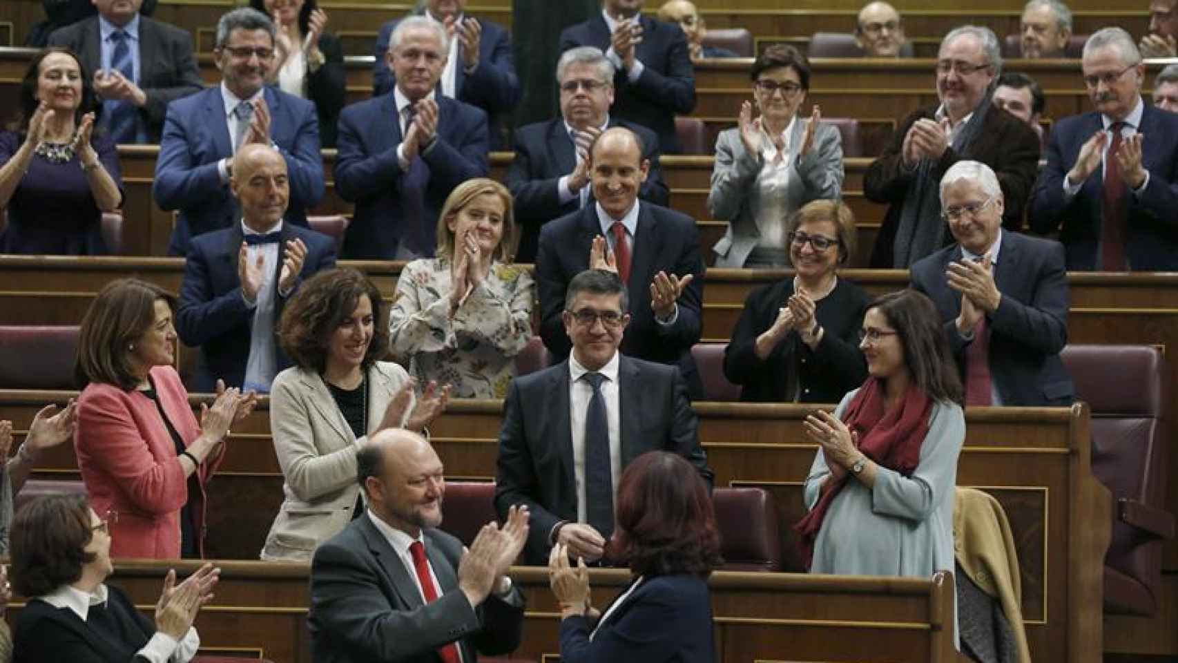 El socialista Patxi López  es aplaudido por los diputados de su formación tras haber sido proclamado nuevo presidente del Congreso.