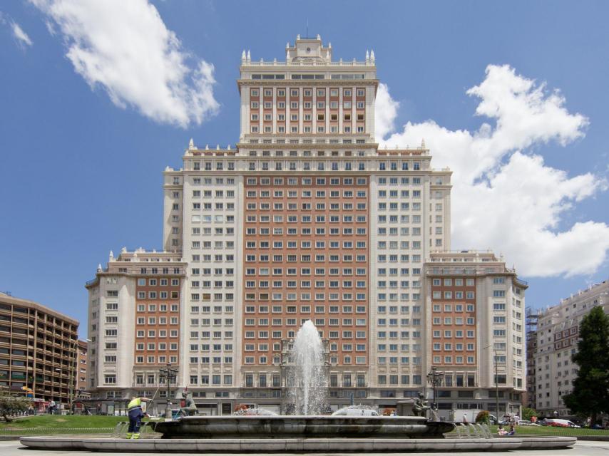 El Edificio España preside la plaza sobre la que se plantea la reforma.