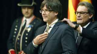 Artur Mas impone la medalla representativa de presidente a Carles Puigdemont
