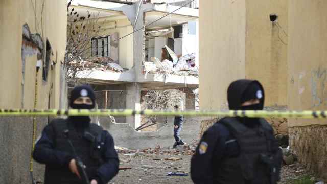 Las fuerzas de seguridad acordonan la zona de un atentado del PKK contra una comisaría.