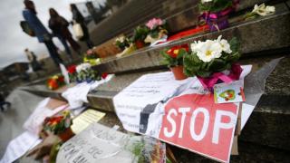 Flores en la plaza donde asaltaron a docenas de mujeres en Colonia/Wolfgang Rattay/Reuters