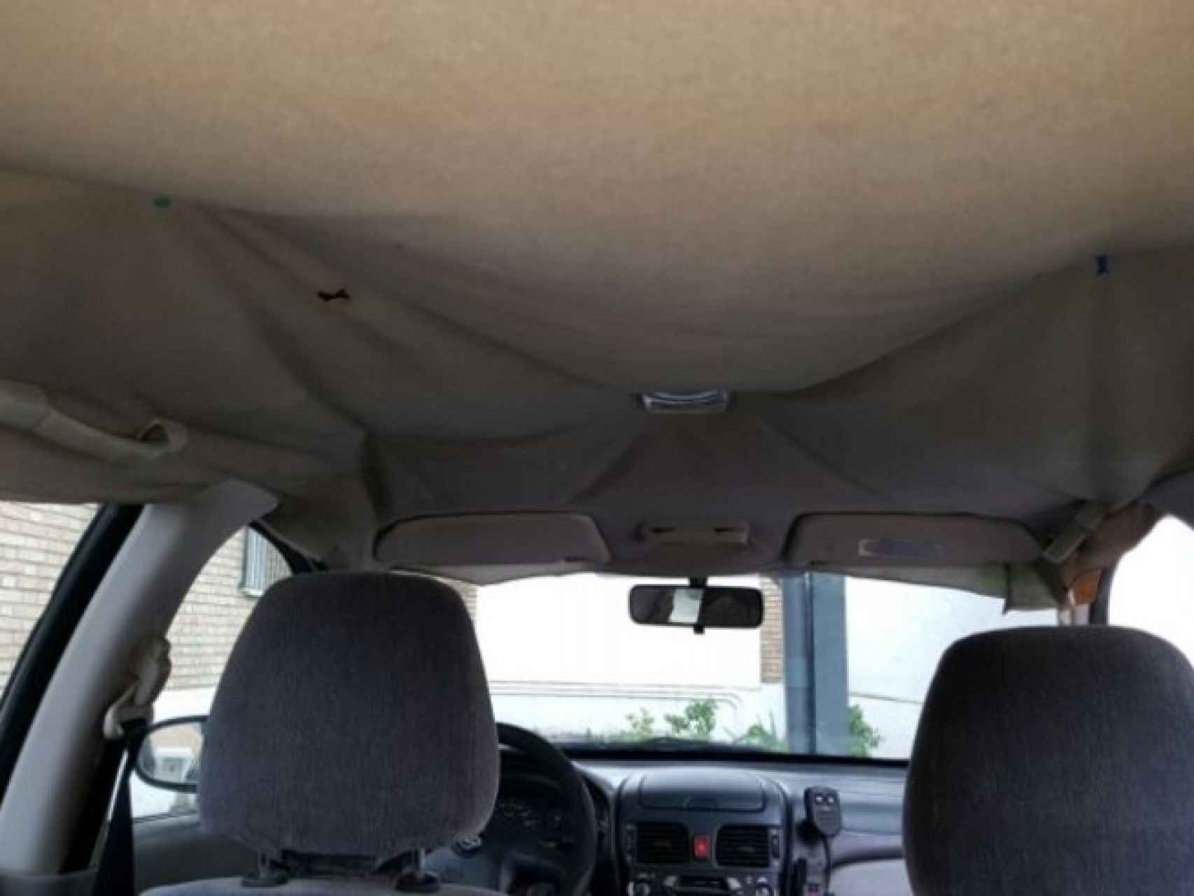 Interior de un coche de la Guardia Civil sujeto con chinchetas.