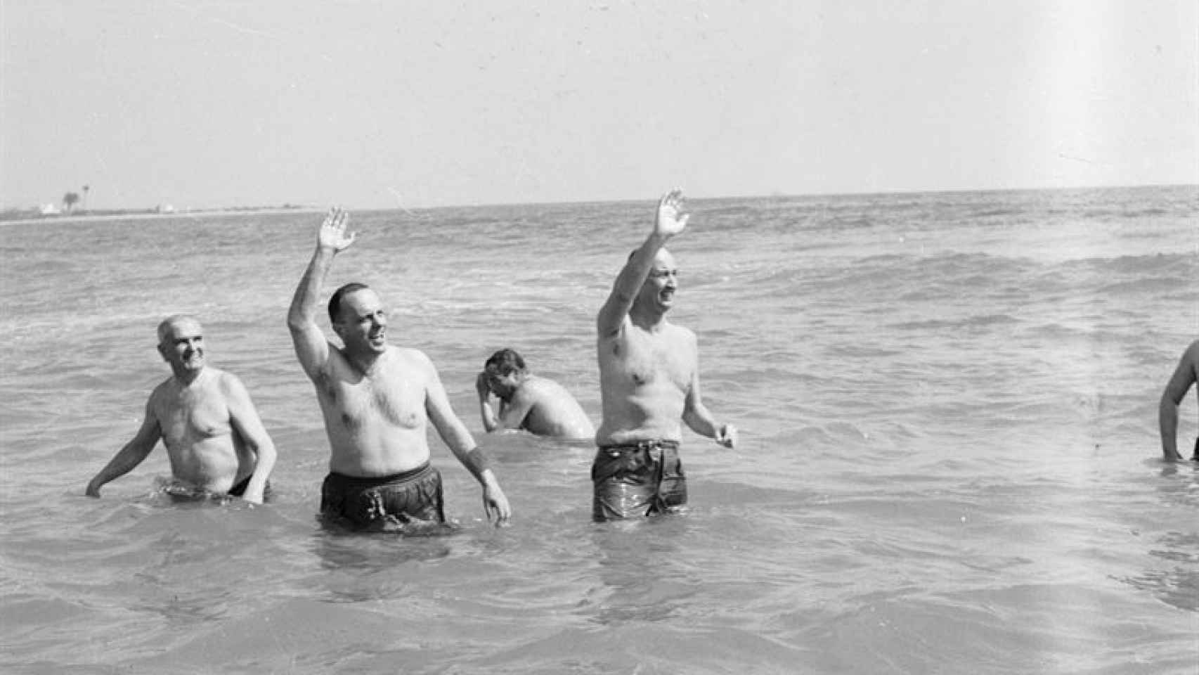 Fraga y el embajador estadounidense, bañándose en Palomares.