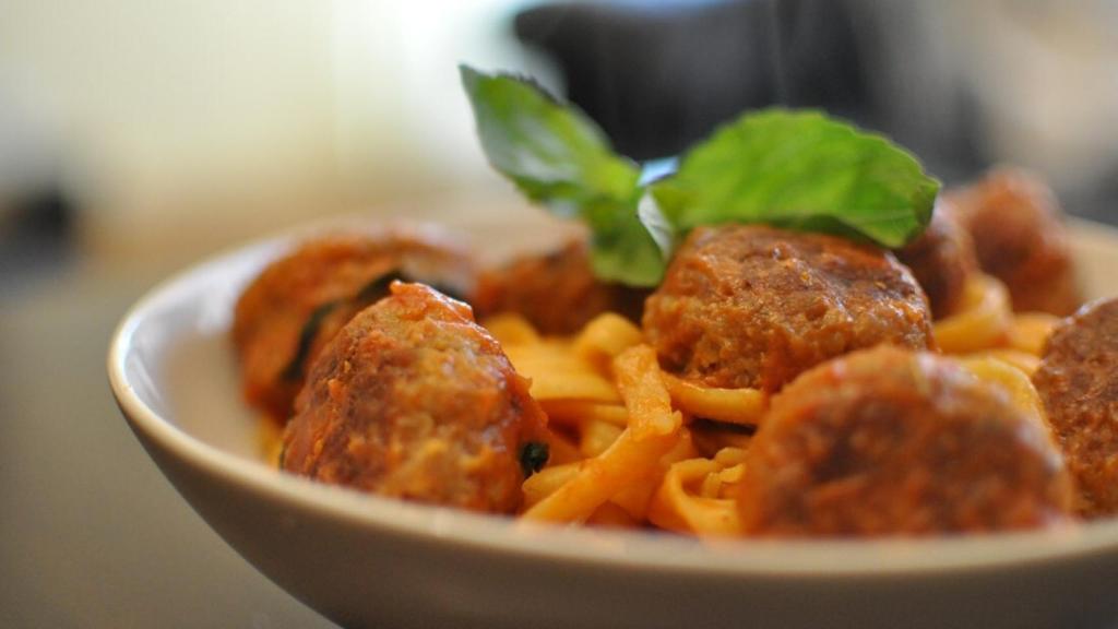 Pasta con albóndigas, receta fácil paso a paso