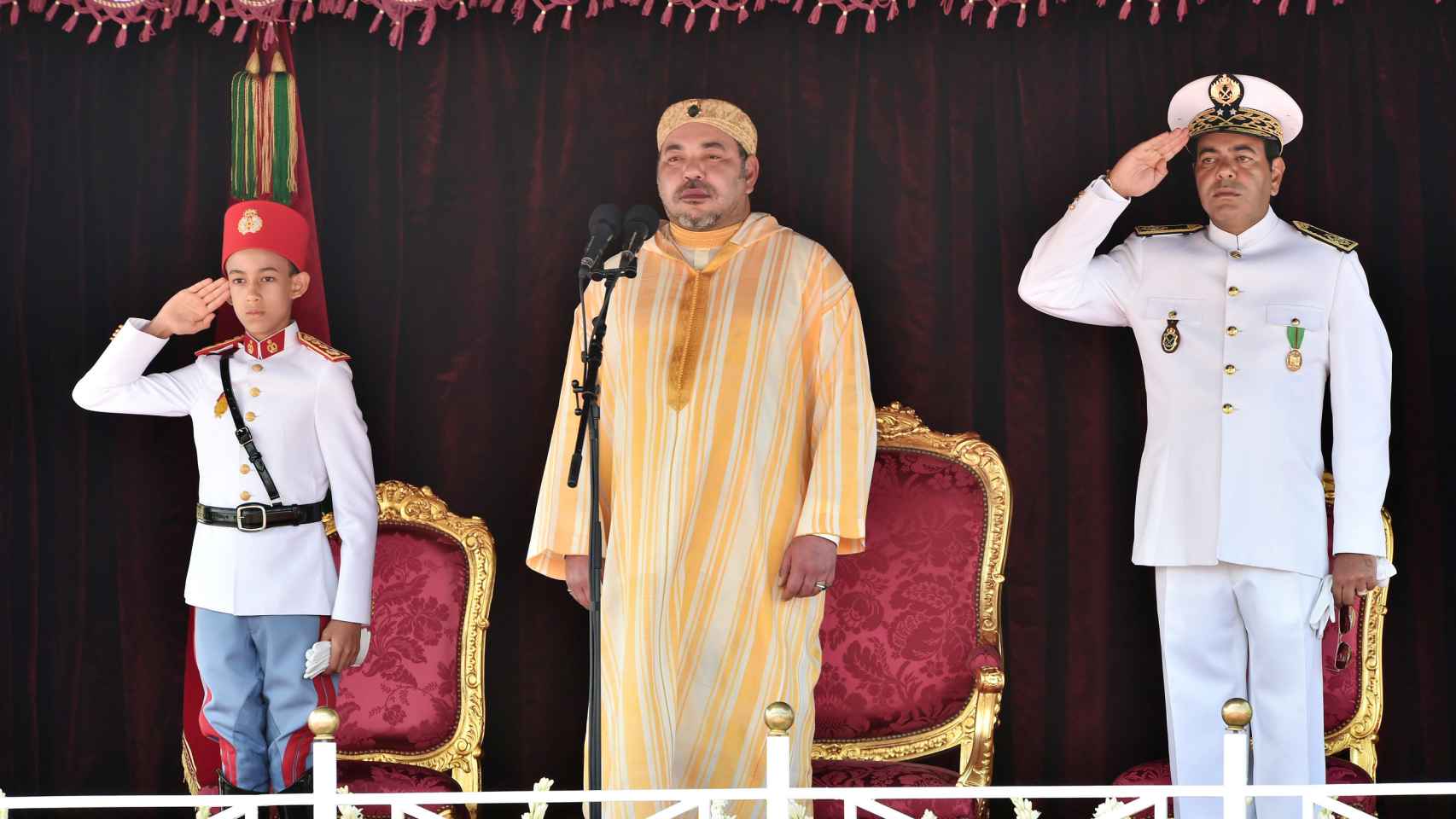 Mohammed VI y su hijo el Príncipe Moulay Hassan en la ceremonia de lealtad al rey