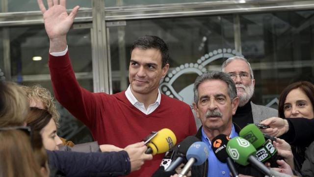 El líder socialista, junto al presidente cántabro tras su reunión, este domingo.