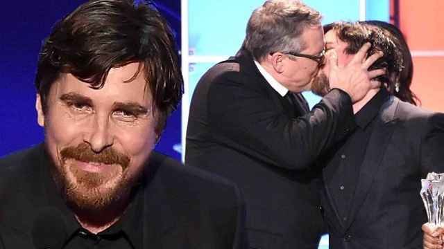 Christian Bale se besa con el director Adam McKay en los Critics' Choice Awards
