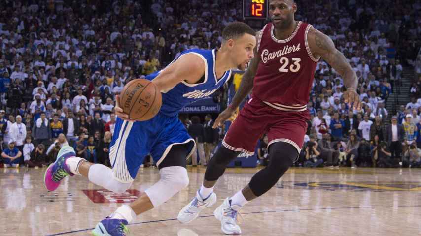Curry ante LeBron James en un partido de NBA