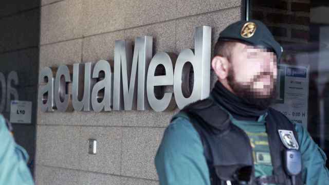 Un agente de la Guardia Civil en la sede de Acuamed en Madrid.