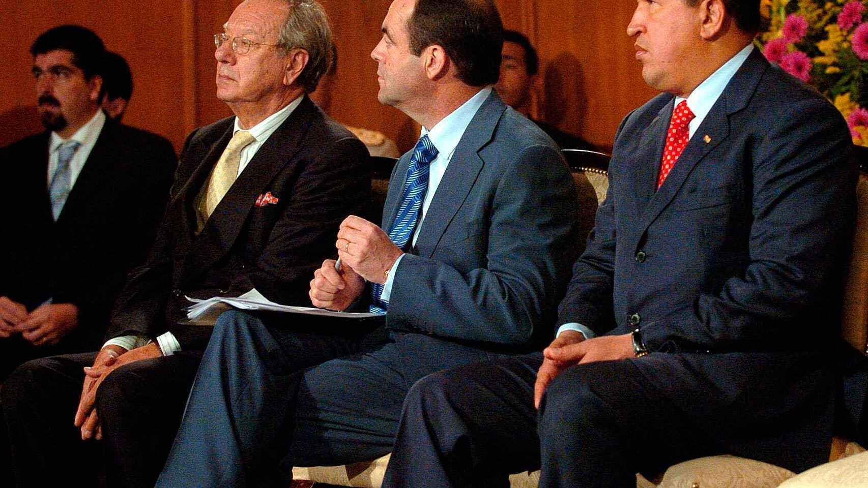 El exembajador de España en Venezuela, Raúl Morodo, junto a José Bono y Hugo Chávez.