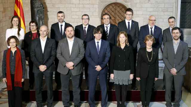 Carles Puigdemont junto a los nuevos consellers de la Generalitat el día de su toma de posesión