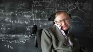 Hawking: El científico supera al personaje