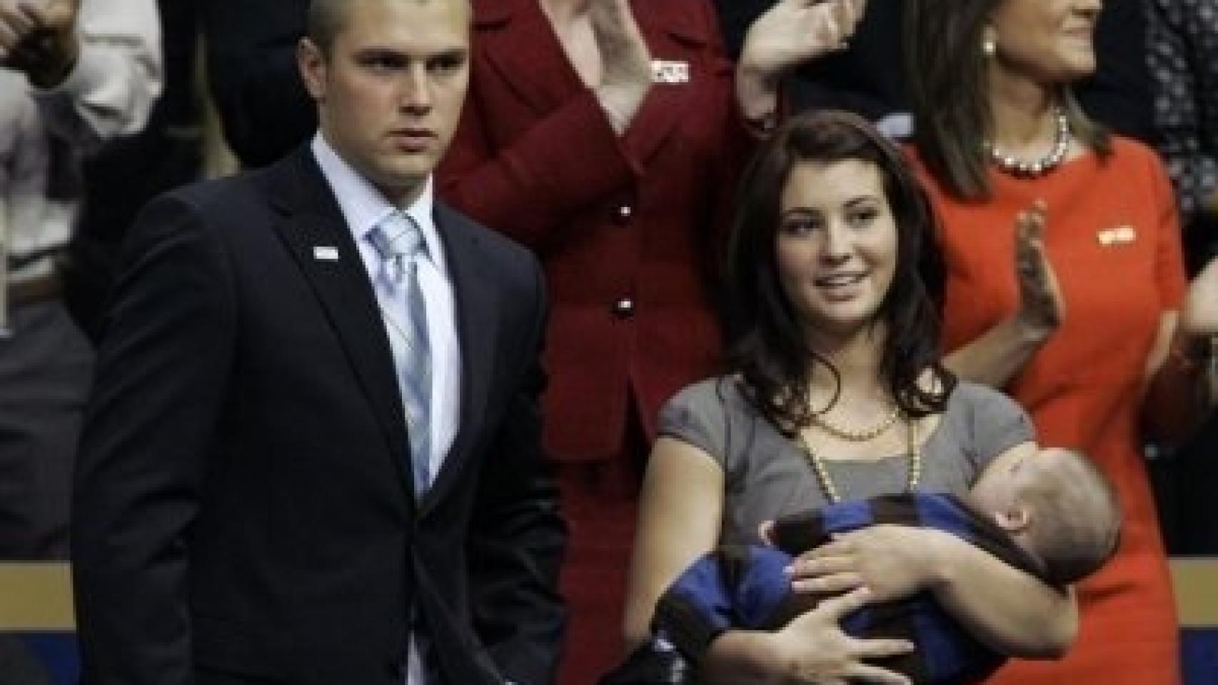 Los hijos de Sarah Palin: Track y Willow Palin con su hijo