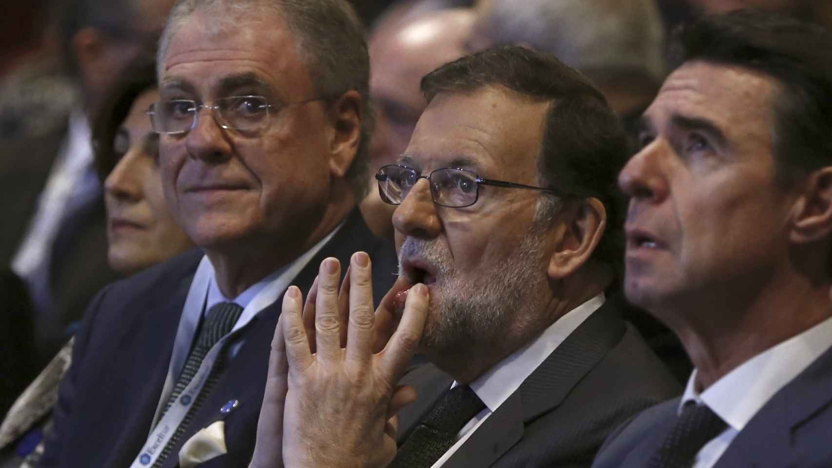 Rajoy entre José Manuel Soria y José Luis Zoreda, de Exceltur.