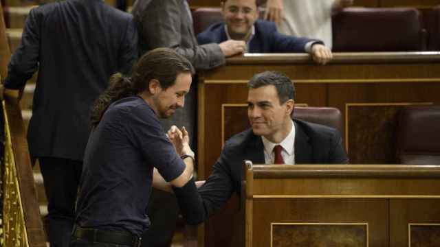 Pablo Iglesias y Pedro Sánchez se saludan en el Congreso, en una iamgen de archivo.