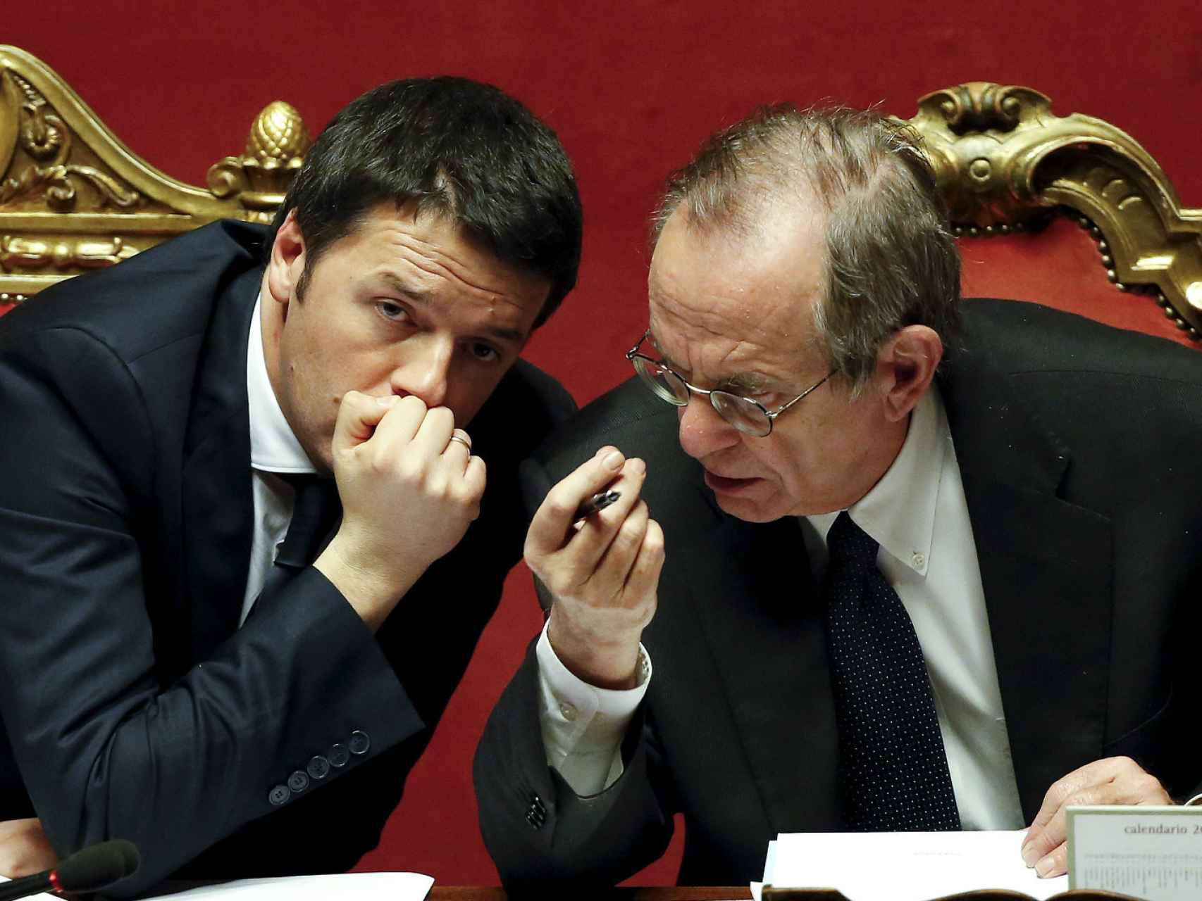 Renzi charla con su ministro económico, Pier Carlo Padoan.