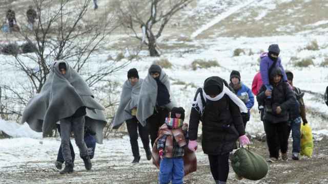 Refugiados caminan hacia un campamento temporal en Miratovac, Serbia.