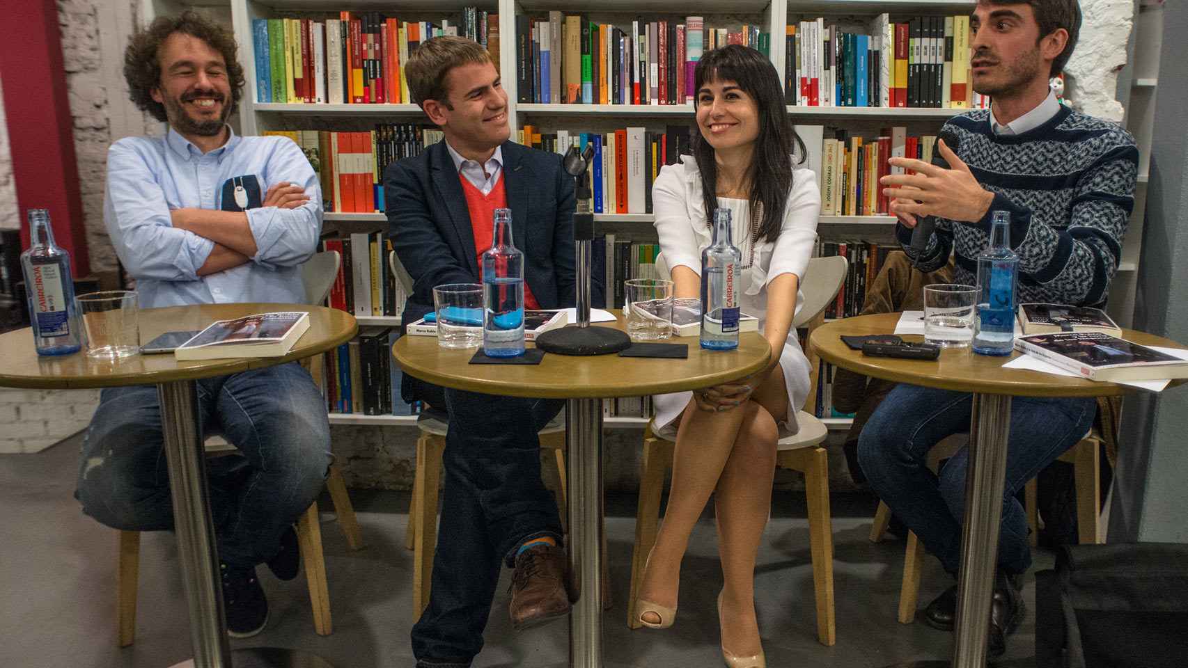 Los autores del libro María Ramírez y Eduardo Suárez junto a Jordi Pérez Colomé y Pablo Simón