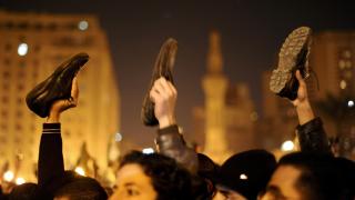 En febrero de 2011 los manifestantes despreciaron el discurso de Mubarak en la plaza Tahrir.