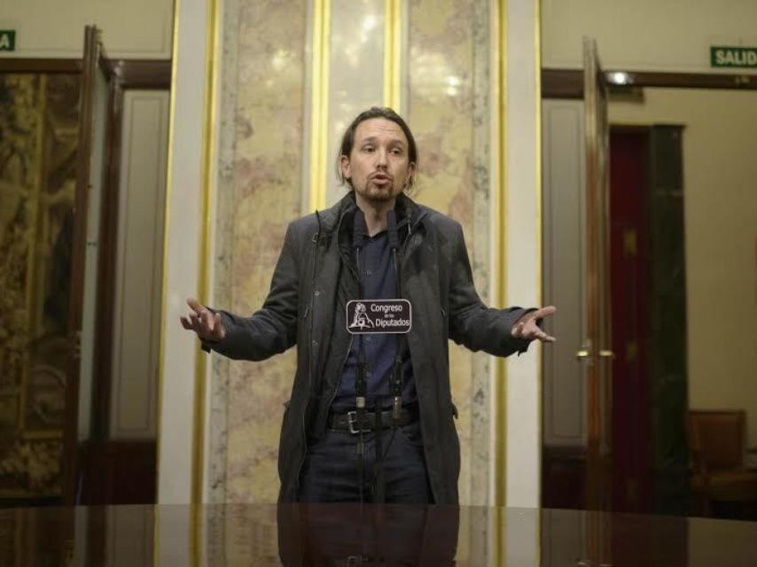 Pablo Iglesias responde a la prensa en el Congreso.