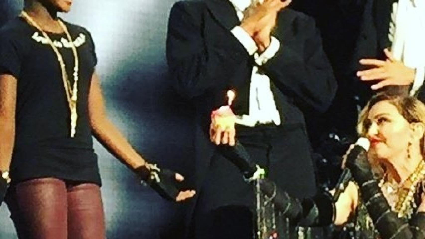 Madonna felicita a su hija Mercy James encima del escenario