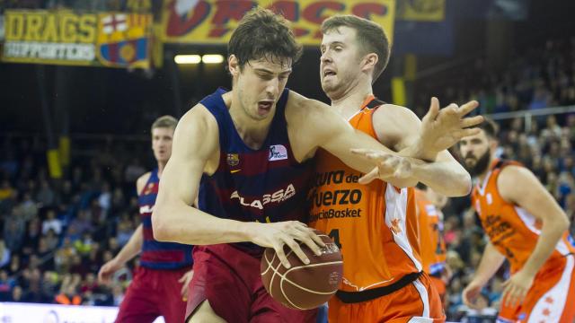 Ante Tomic intenta superar a John Shurna durante el Barça-Valencia.