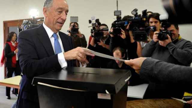 Marcelo Rebelo de Sousa vota durante las presidenciales en Portugal.