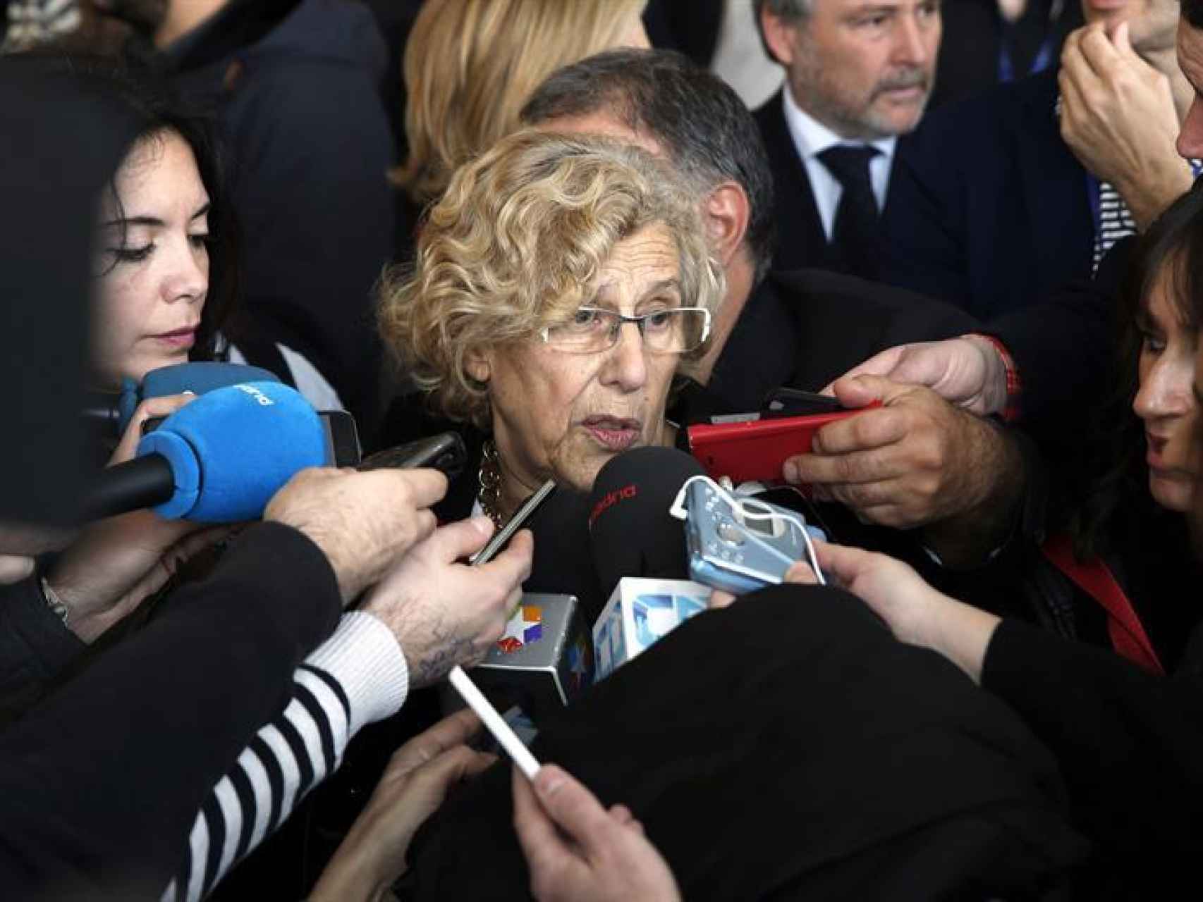 La alcaldesa de Madrid, Manuela Carmena, hace declaraciones a los medios de comunicación