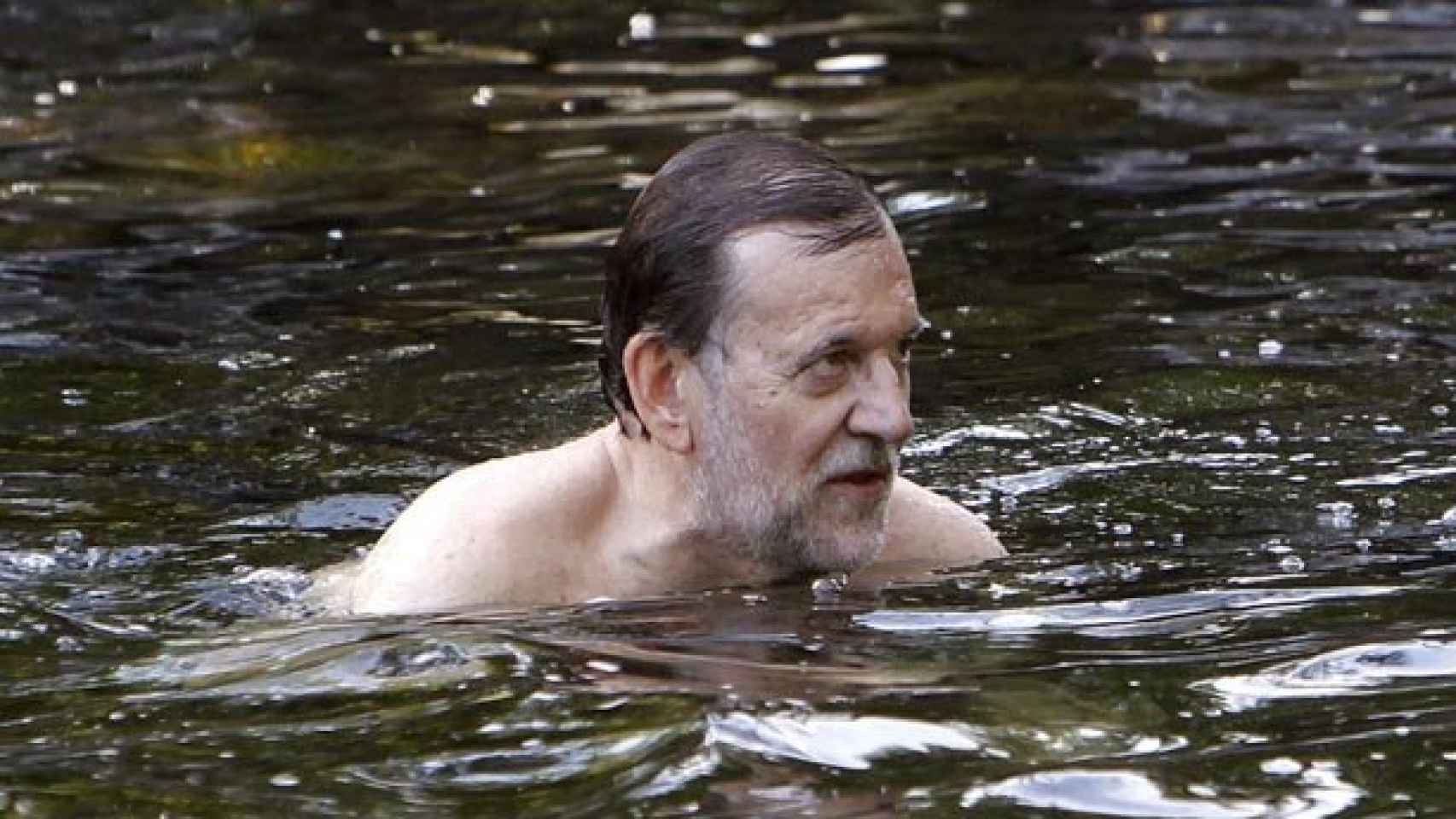 Mariano Rajoy este verano dándose un baño en el río Umia (Pontevedra)