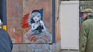 Banksy denuncia el uso de gas lacrimógeno en el campo de refugiados de Calais