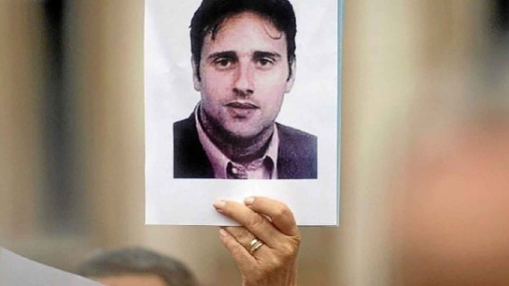 Un manifestante levanta una foto de Miguel Ángel Blanco.