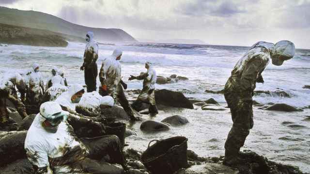 Voluntarios limpiando la costa gallega del vertido del Prestige.