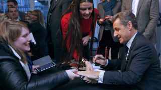 El ex presidente francés Nicolas Sarkozy firma ejemplares de su libro