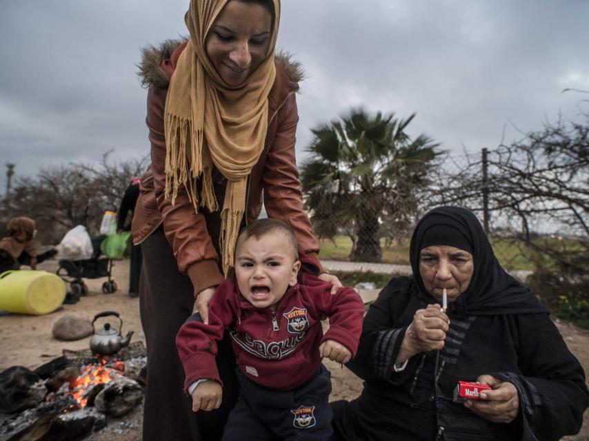 Una familia de refugiados frente al campo de golf de Melilla.
