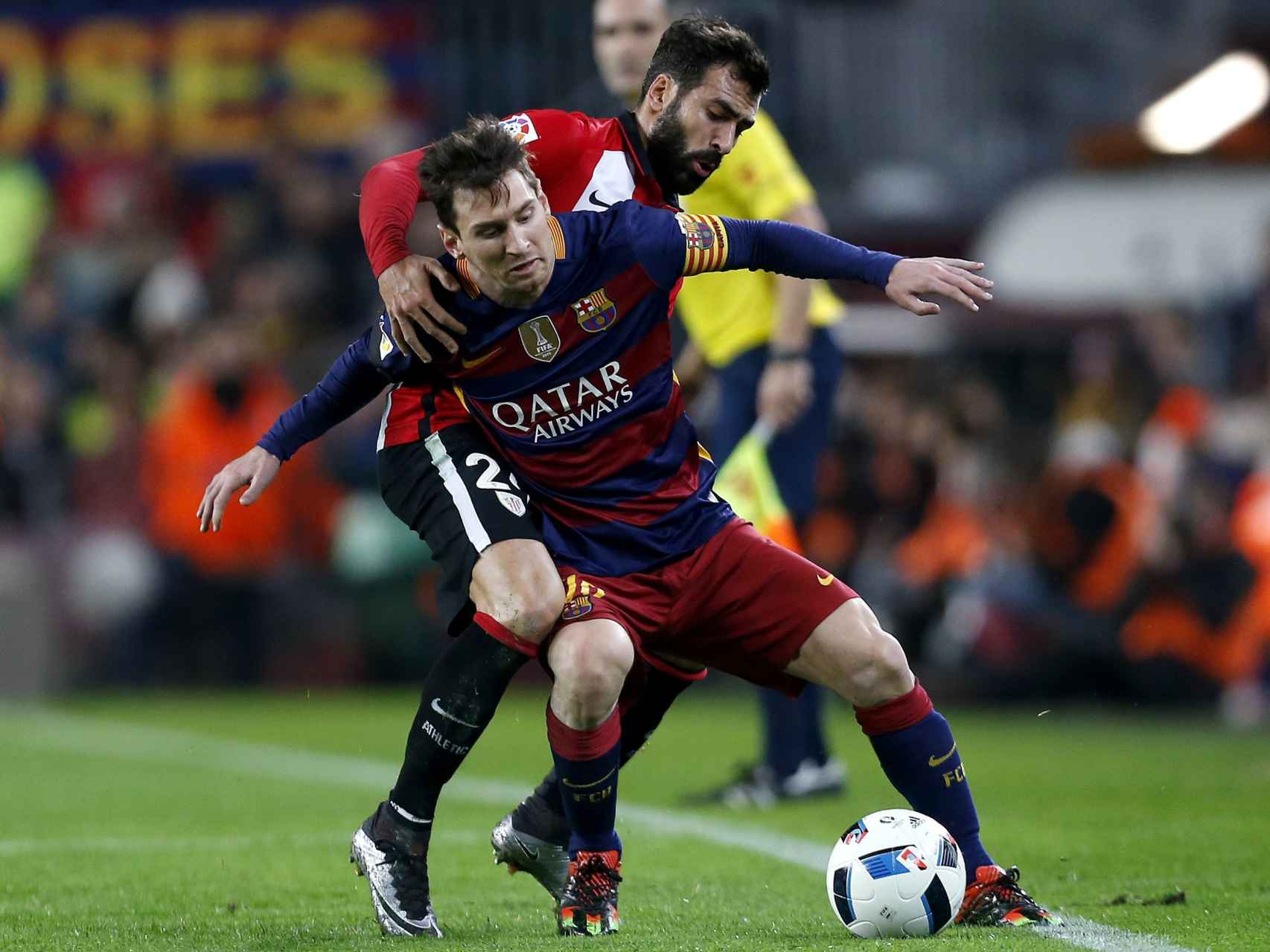 Messi lucha por un balón.