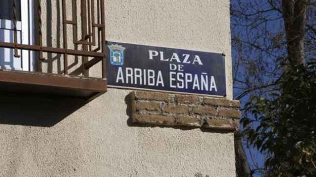 Placa de la plaza de Arriba España en Madrid