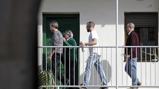 Alfonso Rus (con jersey verde) junto a agentes de la Guardia Civil.