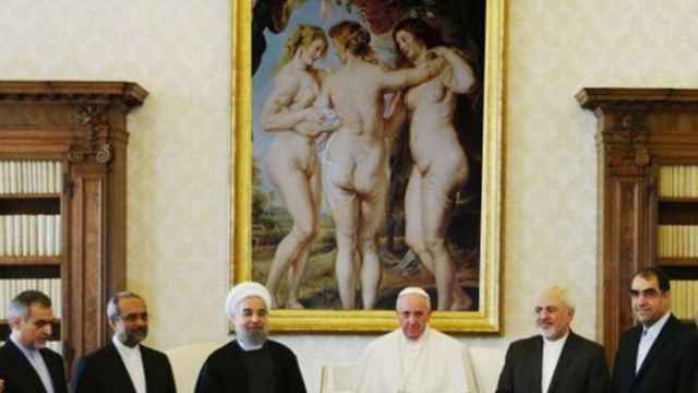 La imagen en la que el presidente iraní y el Papa posan ante un desnudo es un montaje.