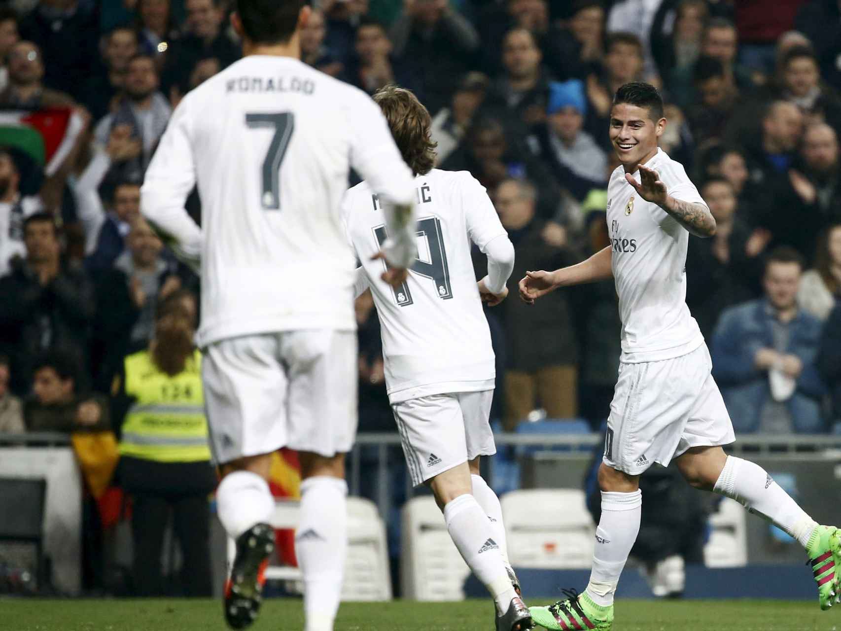 Los jugadores celebran un gol del Madrid.